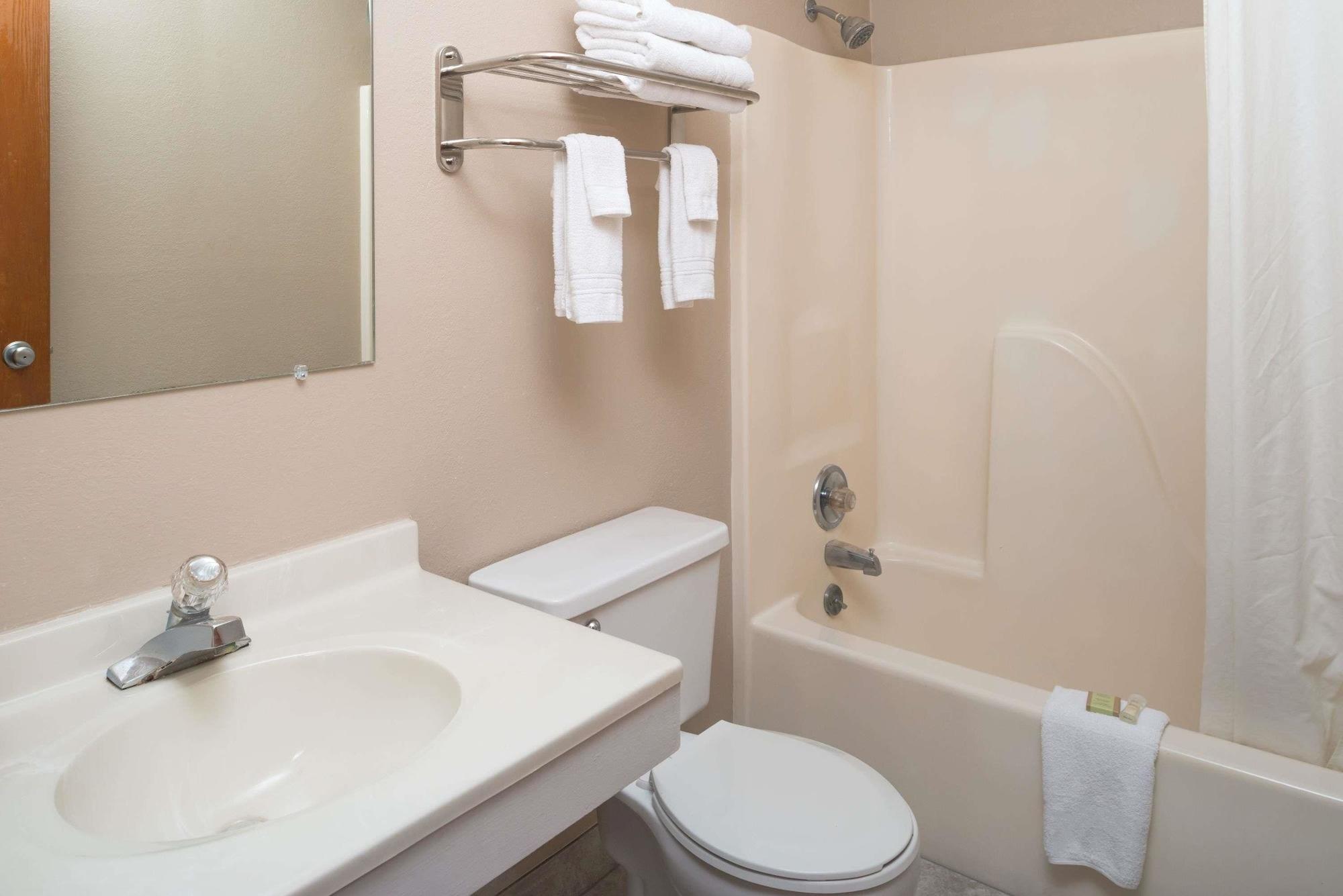 Super 8 By Wyndham Omaha Ne Hotel Bagian luar foto