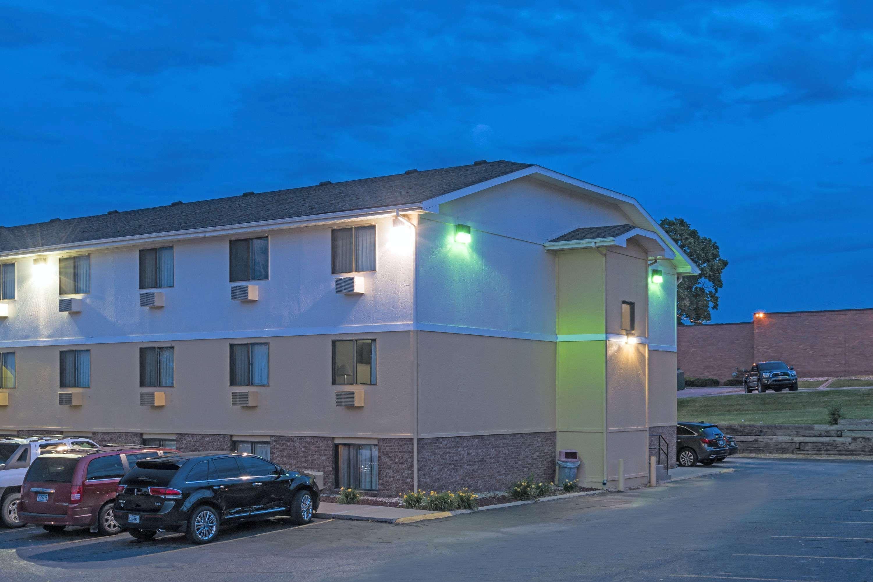 Super 8 By Wyndham Omaha Ne Hotel Bagian luar foto